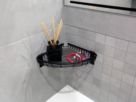 Černé koupelnové doplňky Sanela: důraz na kvalitu i jednoduchou montáž 