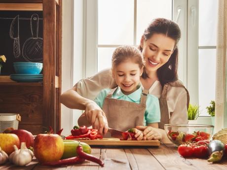 Pusťte děti do kuchyně: proč vařit s dětmi a kterým receptem začít?