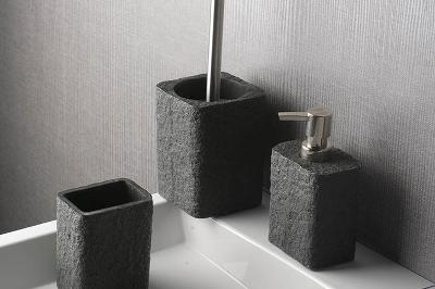 Šedé koupelnové doplňky v imitace kamene