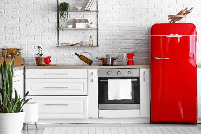 retro kuchyň s červenou lednicí