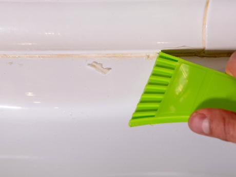 Jak odstranit starý silikon v koupelně?